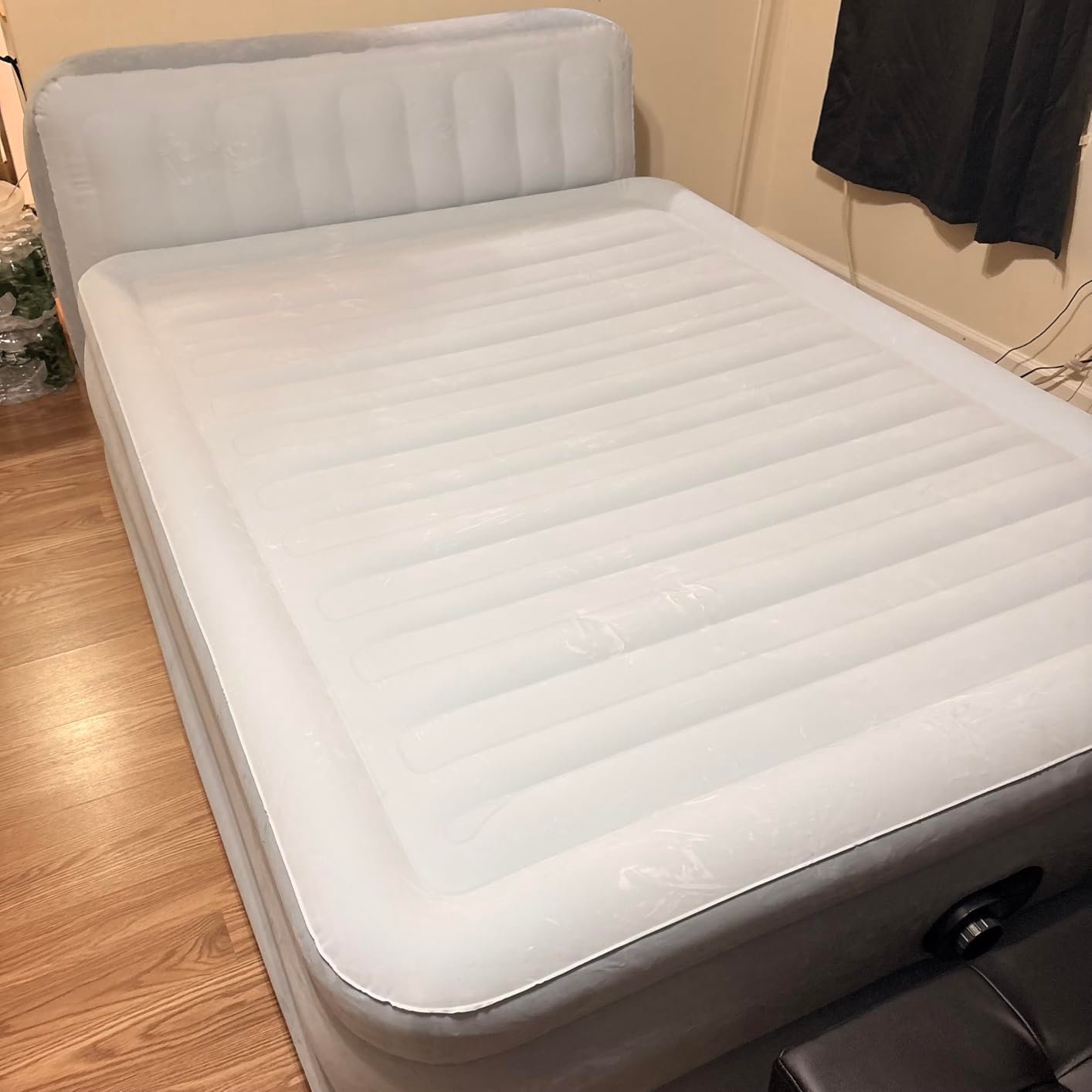 Intex 64449ED Dura-Beam Deluxe Plush Air Mattress with Headboard: Fiber-Tech - Queen Size - Built-in Electric Pump - 18in Bed Height - 600lb Weight Capacity photo review