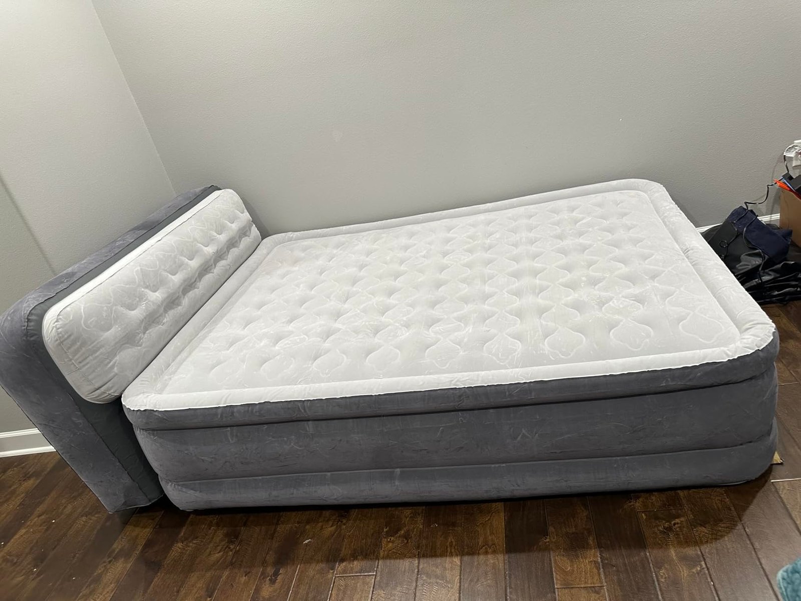 Intex 64447ED Dura-Beam Deluxe Ultra Plush Air Mattress with Headboard: Fiber-Tech – Queen Size – Built-in Electric Pump – 18in Bed Height – 600lb Weight Capacity photo review