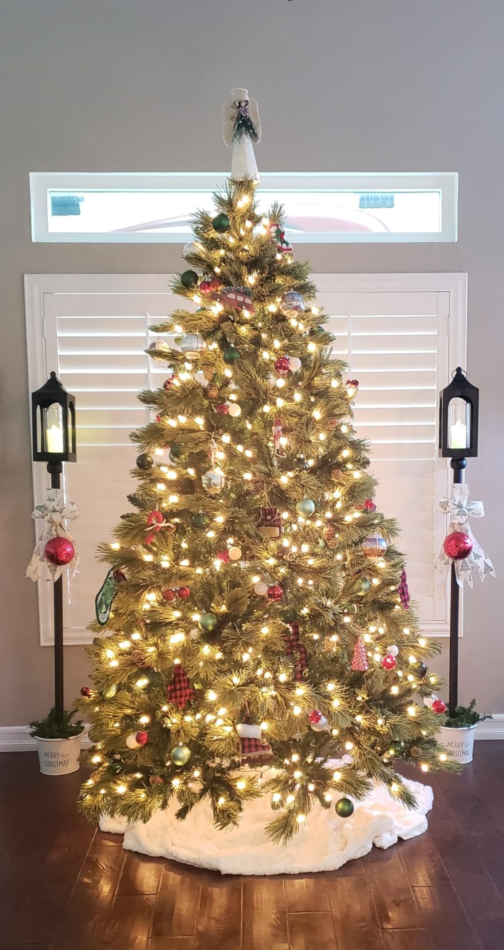 National Tree Company 7.5 ft Pre-Lit Carolina Pine Artificial Christmas Tree. 750 Clear Lights. 1.399 Tips. Includes Stand. Green photo review