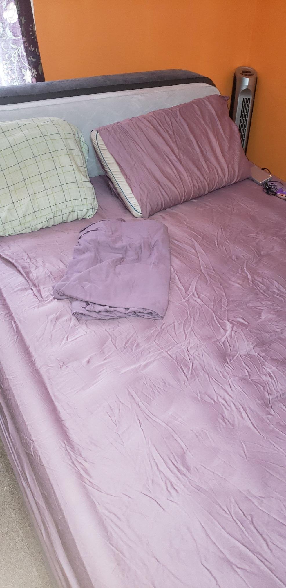 Intex 64447ED Dura-Beam Deluxe Ultra Plush Air Mattress with Headboard: Fiber-Tech – Queen Size – Built-in Electric Pump – 18in Bed Height – 600lb Weight Capacity photo review