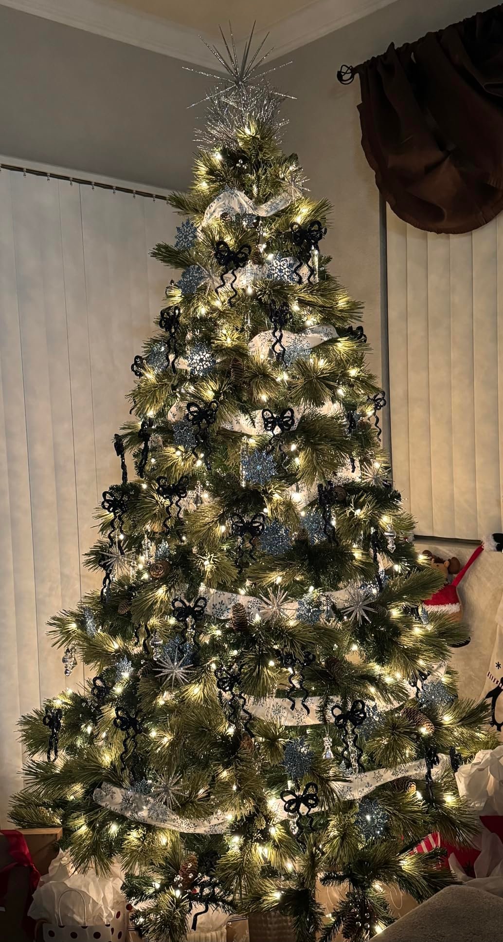 National Tree Company 7.5 ft Pre-Lit Carolina Pine Artificial Christmas Tree. 750 Clear Lights. 1.399 Tips. Includes Stand. Green photo review